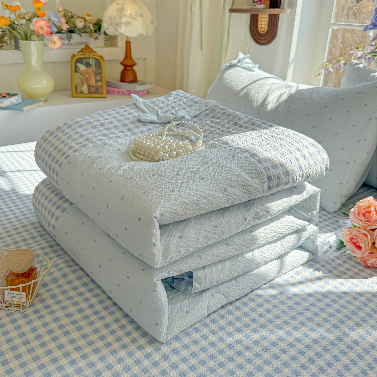 91家纺网 家纺一手货源 找家纺 爱彼家纺 2026春夏新款提花泡芙棉拼角蝴蝶结软乎乎的撸猫感单夏被夏被四件套-甜莓气泡 泡芙夏被-海盐蓝波点