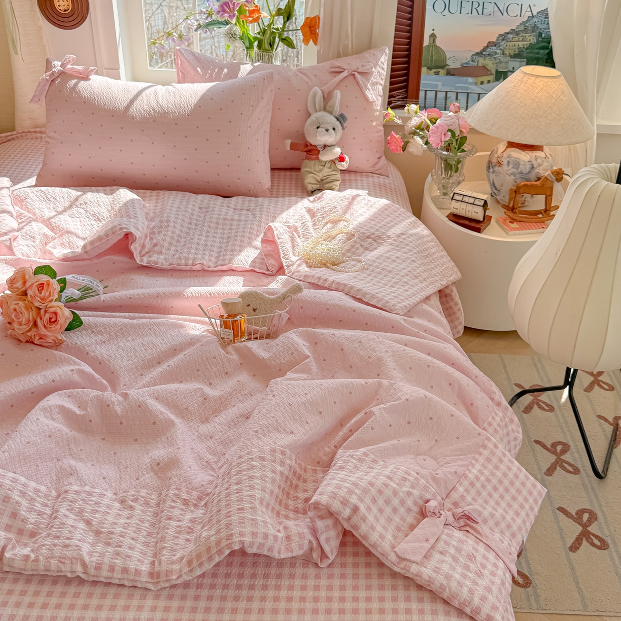 91家纺网 家纺一手货源 找家纺 爱彼家纺 2026春夏新款提花泡芙棉拼角蝴蝶结软乎乎的撸猫感单夏被夏被四件套-甜莓气泡 泡芙夏被-奶粉波点