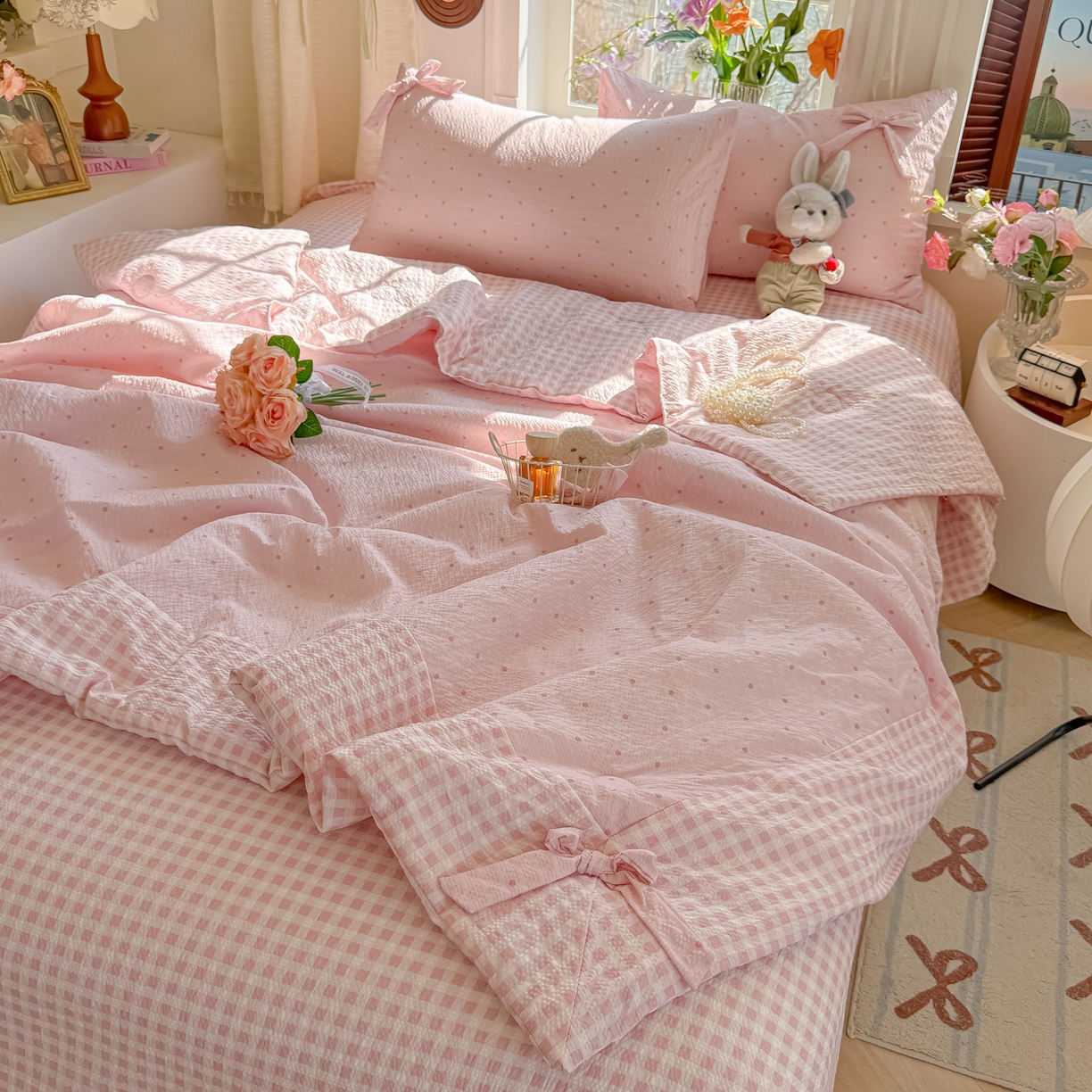 91家纺网 家纺一手货源 找家纺 爱彼家纺 2026春夏新款提花泡芙棉拼角蝴蝶结软乎乎的撸猫感单夏被夏被四件套-甜莓气泡 泡芙夏被-奶粉波点