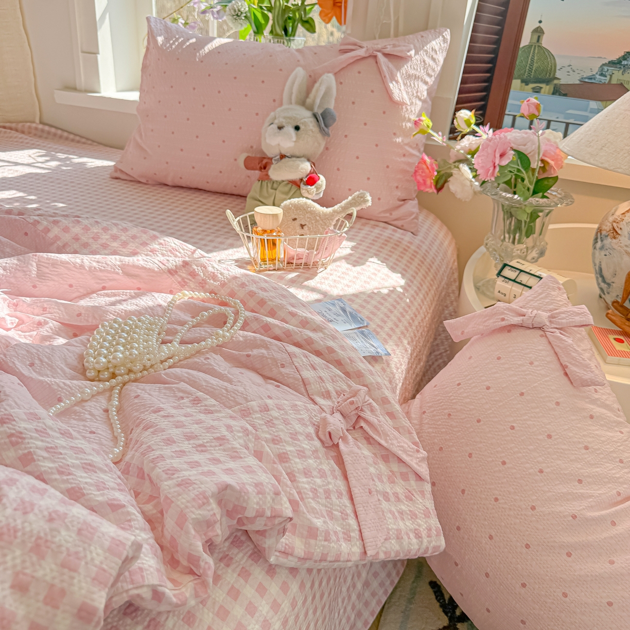 91家纺网 家纺一手货源 找家纺 爱彼家纺 2026春夏新款提花泡芙棉拼角蝴蝶结软乎乎的撸猫感单夏被夏被四件套-甜莓气泡 泡芙夏被-奶粉波点