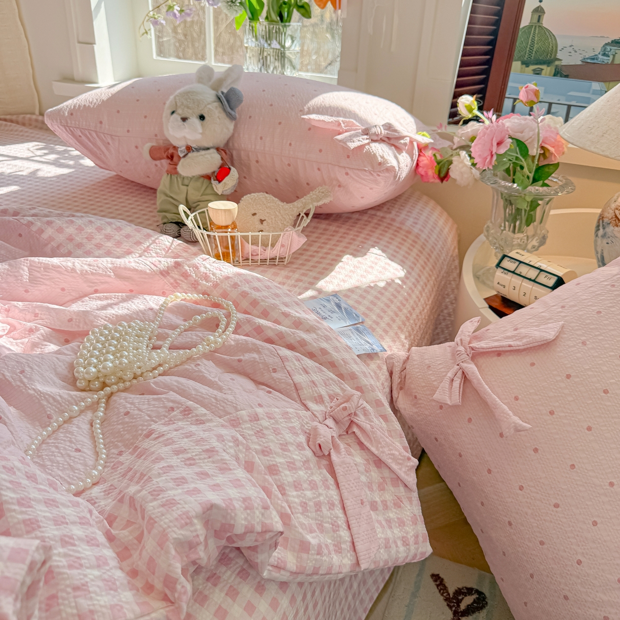 91家纺网 家纺一手货源 找家纺 爱彼家纺 2026春夏新款提花泡芙棉拼角蝴蝶结软乎乎的撸猫感单夏被夏被四件套-甜莓气泡 泡芙夏被-奶粉波点