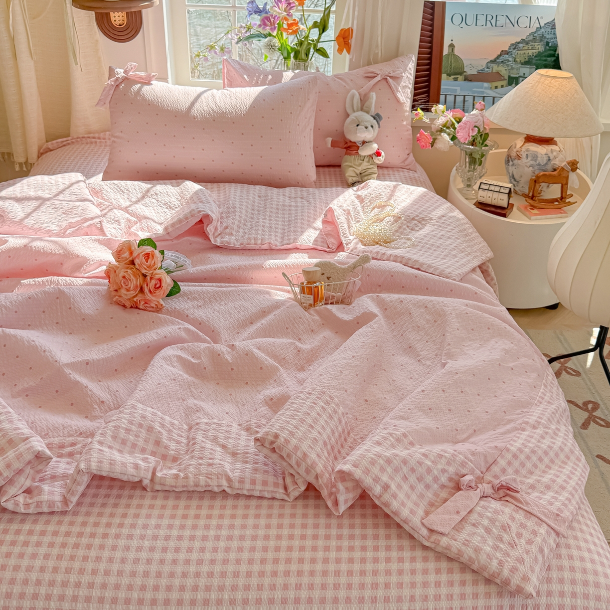 91家纺网 家纺一手货源 找家纺 爱彼家纺 2026春夏新款提花泡芙棉拼角蝴蝶结软乎乎的撸猫感单夏被夏被四件套-甜莓气泡 泡芙夏被-奶粉波点