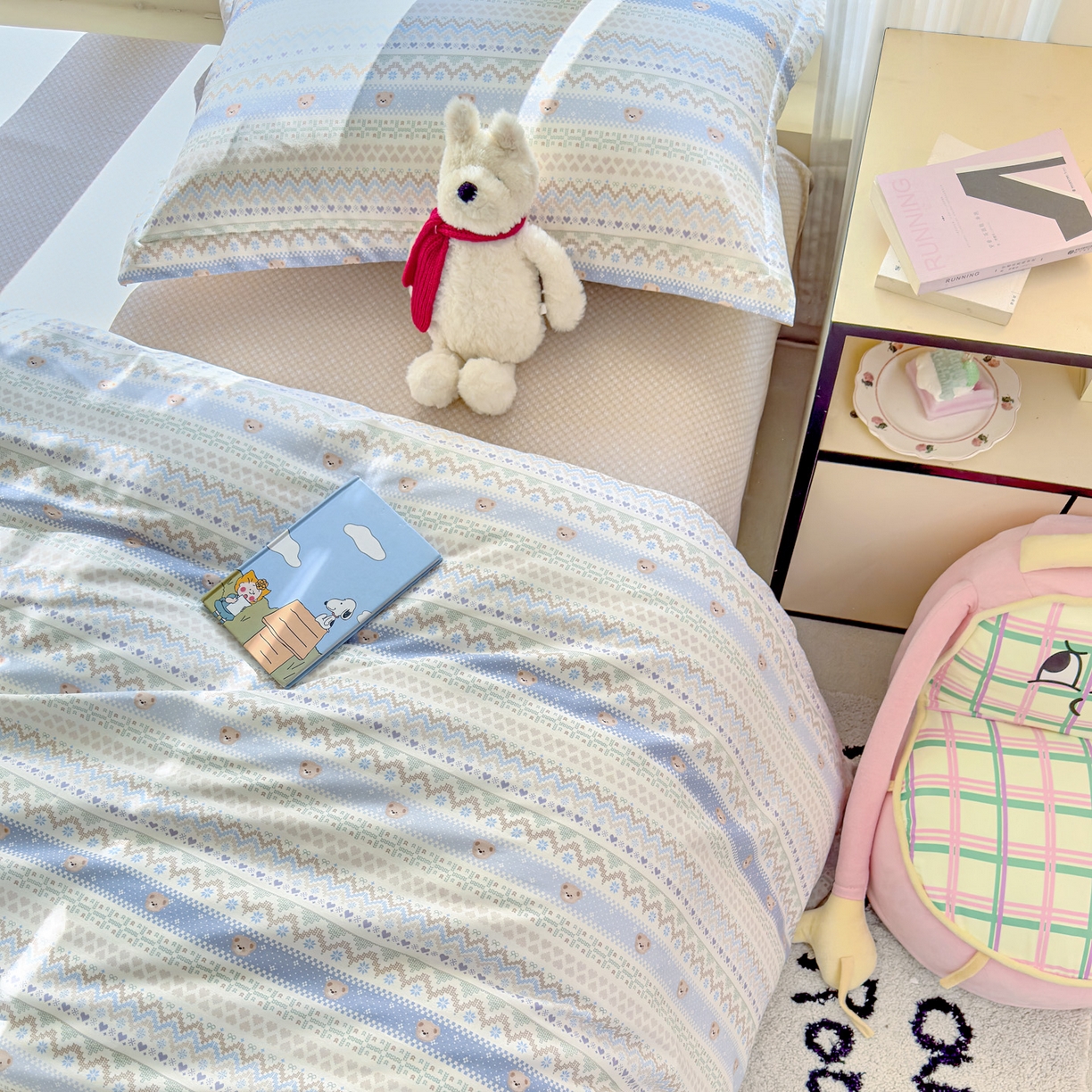 91家纺网 家纺一手货源 找家纺 洺兰家居 2026新款全棉纯棉13070小清新印花四件套 格纹小熊