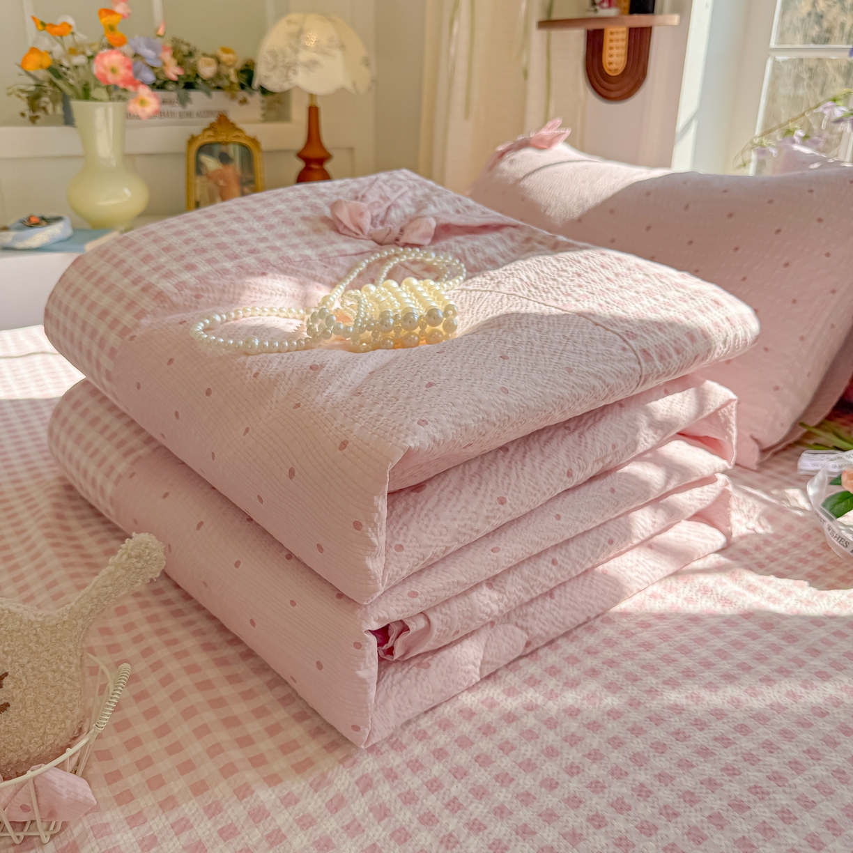 91家纺网 家纺一手货源 找家纺 爱彼家纺 2026春夏新款提花泡芙棉拼角蝴蝶结软乎乎的撸猫感单夏被夏被四件套-甜莓气泡 泡芙夏被-奶粉波点