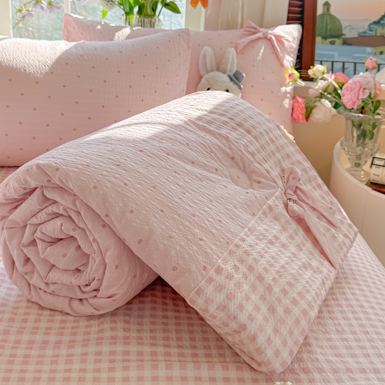 91家纺网 家纺一手货源 找家纺 爱彼家纺 2026春夏新款提花泡芙棉拼角蝴蝶结软乎乎的撸猫感单夏被夏被四件套-甜莓气泡 泡芙夏被-奶粉波点