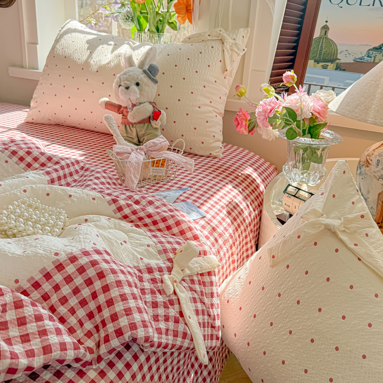 91家纺网 家纺一手货源 找家纺 爱彼家纺 2026春夏新款提花泡芙棉拼角蝴蝶结软乎乎的撸猫感单夏被夏被四件套-甜莓气泡 泡芙夏被--奶红波点