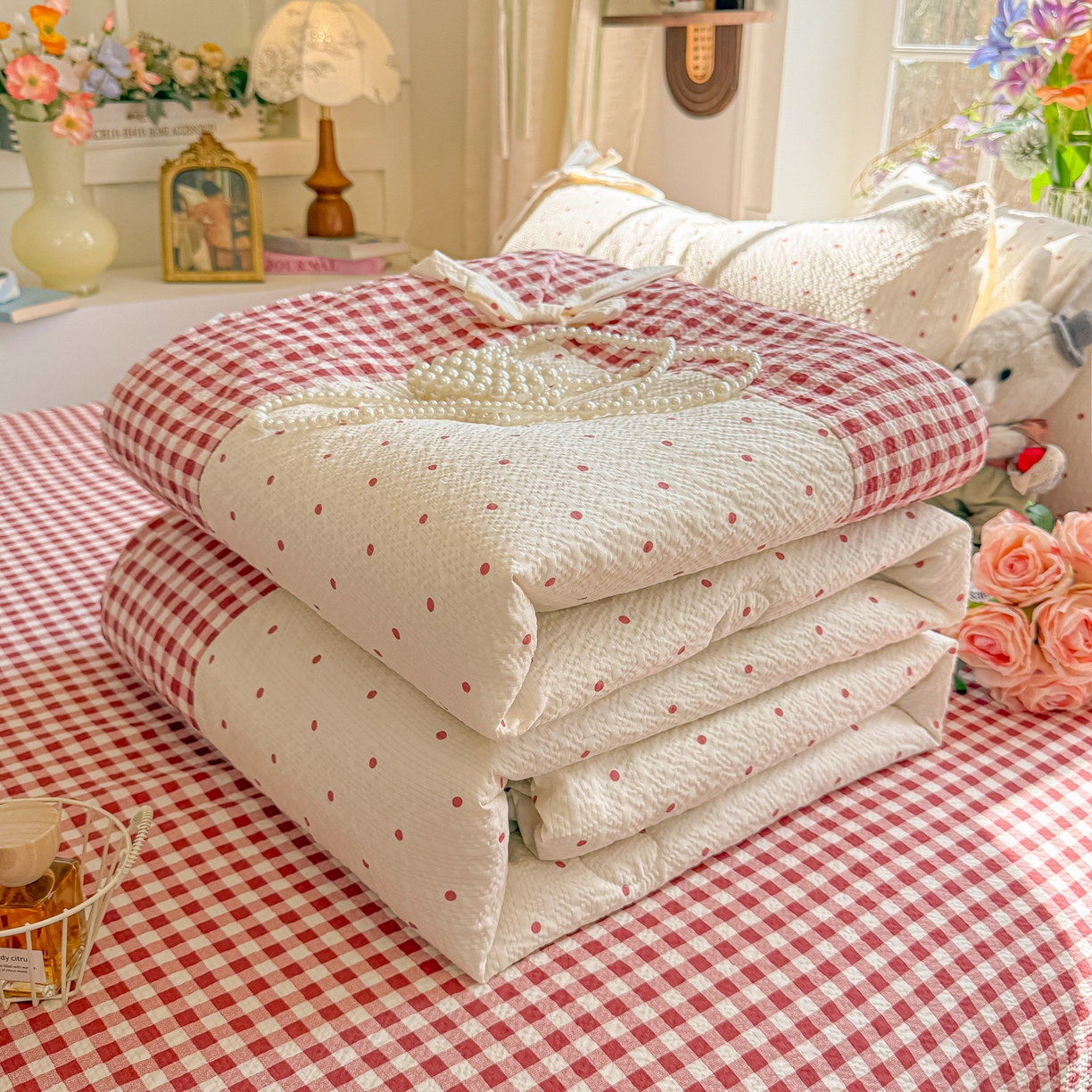 91家纺网 家纺一手货源 找家纺 爱彼家纺 2026春夏新款提花泡芙棉拼角蝴蝶结软乎乎的撸猫感单夏被夏被四件套-甜莓气泡 泡芙夏被--奶红波点
