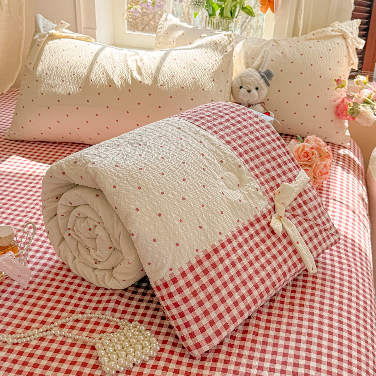 91家纺网 家纺一手货源 找家纺 爱彼家纺 2026春夏新款提花泡芙棉拼角蝴蝶结软乎乎的撸猫感单夏被夏被四件套-甜莓气泡 泡芙夏被--奶红波点