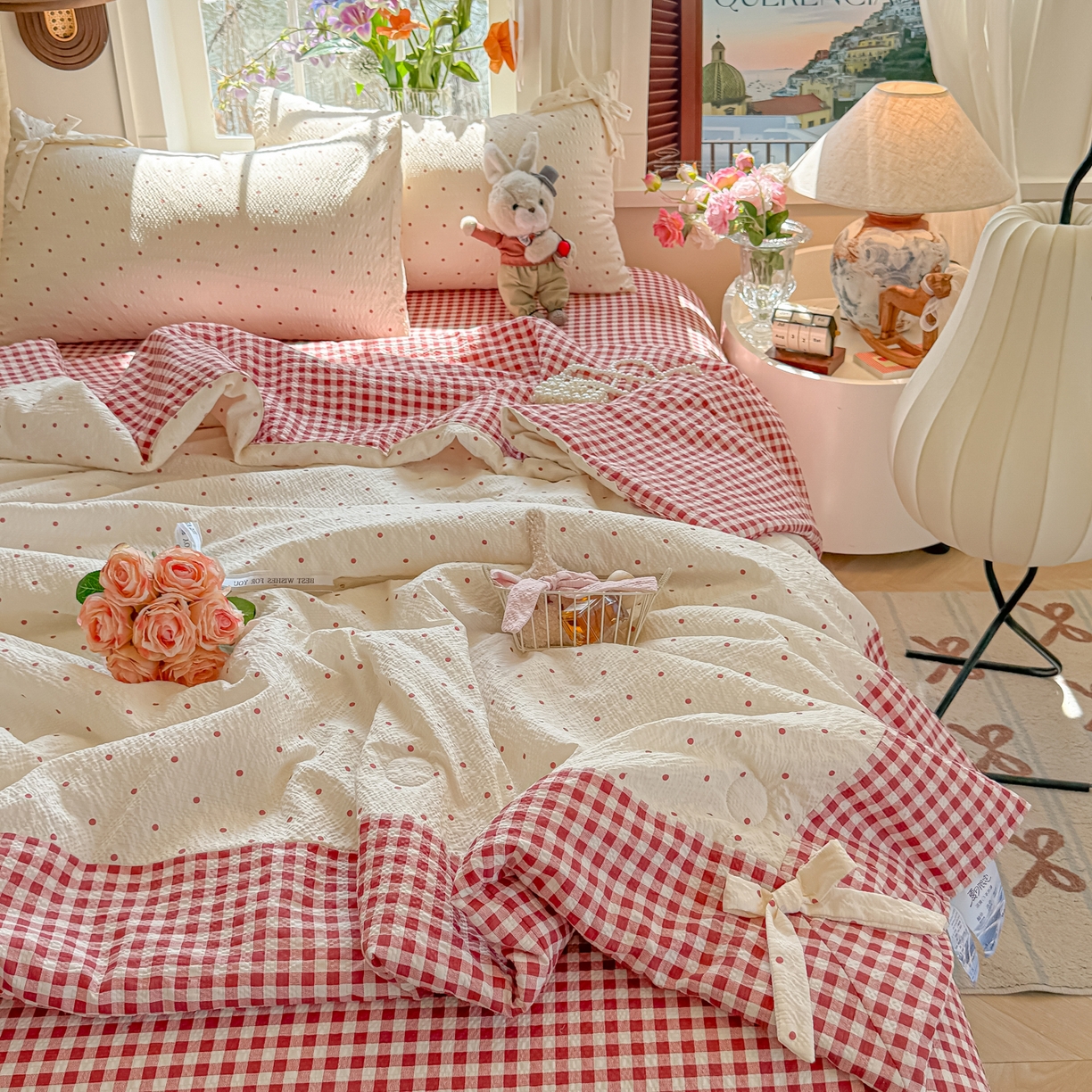 91家纺网 家纺一手货源 找家纺 爱彼家纺 2026春夏新款提花泡芙棉拼角蝴蝶结软乎乎的撸猫感单夏被夏被四件套-甜莓气泡 泡芙夏被--奶红波点