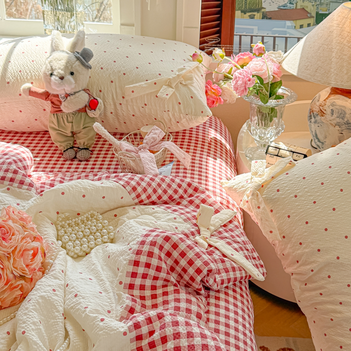 91家纺网 家纺一手货源 找家纺 爱彼家纺 2026春夏新款提花泡芙棉拼角蝴蝶结软乎乎的撸猫感单夏被夏被四件套-甜莓气泡 泡芙夏被--奶红波点