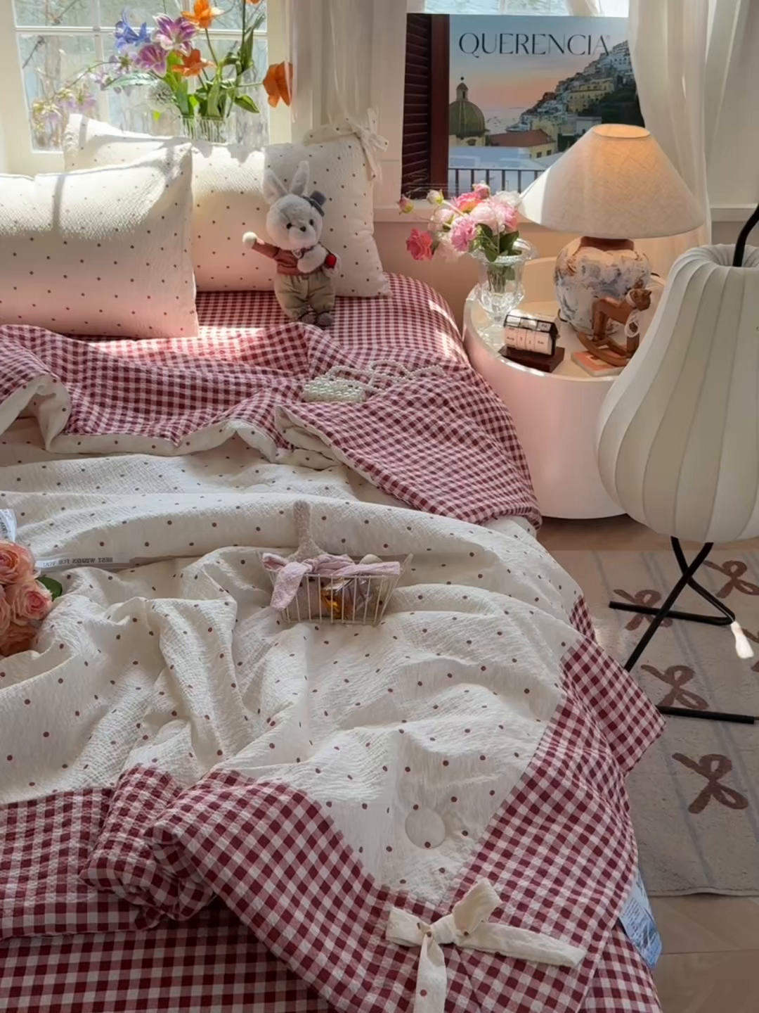 91家纺网 家纺一手货源 找家纺 爱彼家纺 2026春夏新款提花泡芙棉拼角蝴蝶结软乎乎的撸猫感单夏被夏被四件套-甜莓气泡 泡芙夏被--奶红波点
