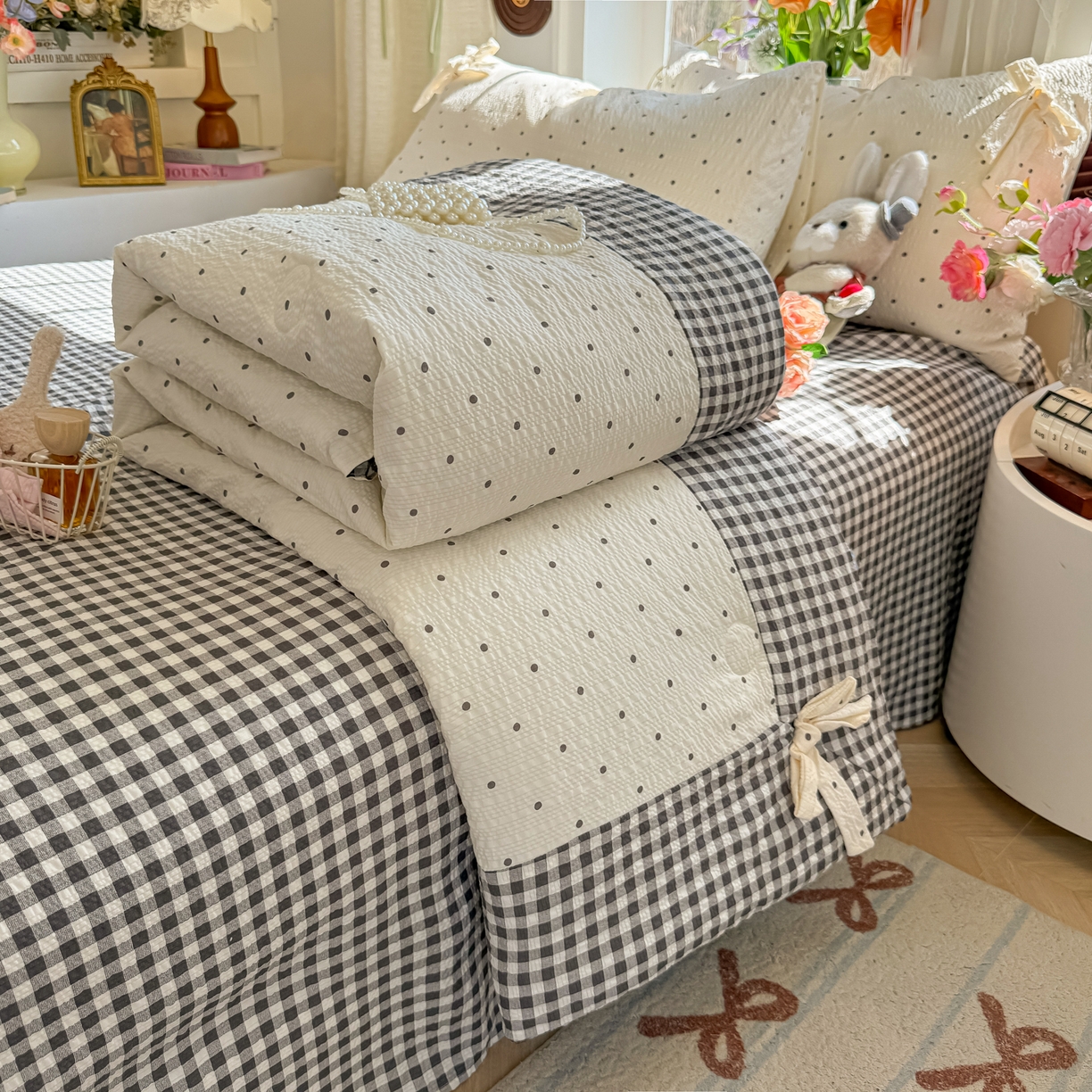 91家纺网 家纺一手货源 找家纺 爱彼家纺 2026春夏新款提花泡芙棉拼角蝴蝶结软乎乎的撸猫感单夏被夏被四件套-甜莓气泡 泡芙夏被--奶灰波点