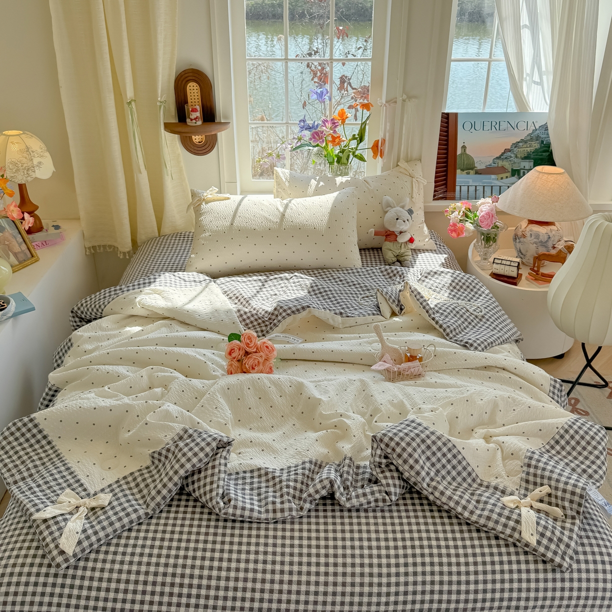 91家纺网 家纺一手货源 找家纺 爱彼家纺 2026春夏新款提花泡芙棉拼角蝴蝶结软乎乎的撸猫感单夏被夏被四件套-甜莓气泡 泡芙夏被--奶灰波点