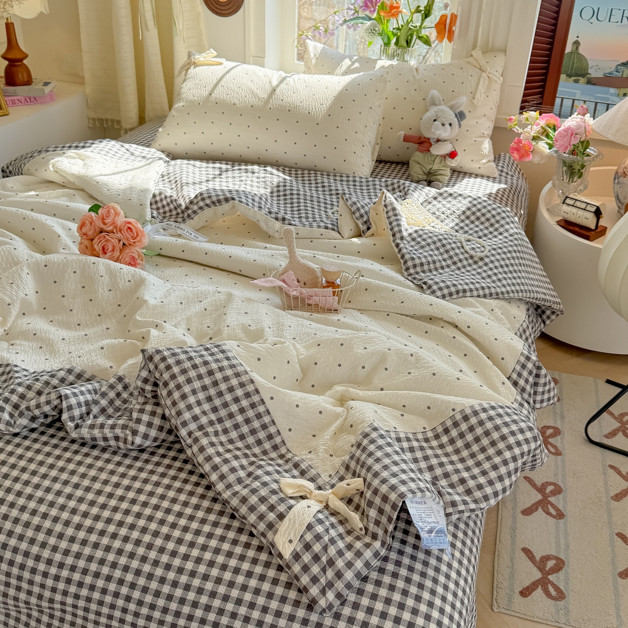 91家纺网 家纺一手货源 找家纺 爱彼家纺 2026春夏新款提花泡芙棉拼角蝴蝶结软乎乎的撸猫感单夏被夏被四件套-甜莓气泡 泡芙夏被--奶灰波点