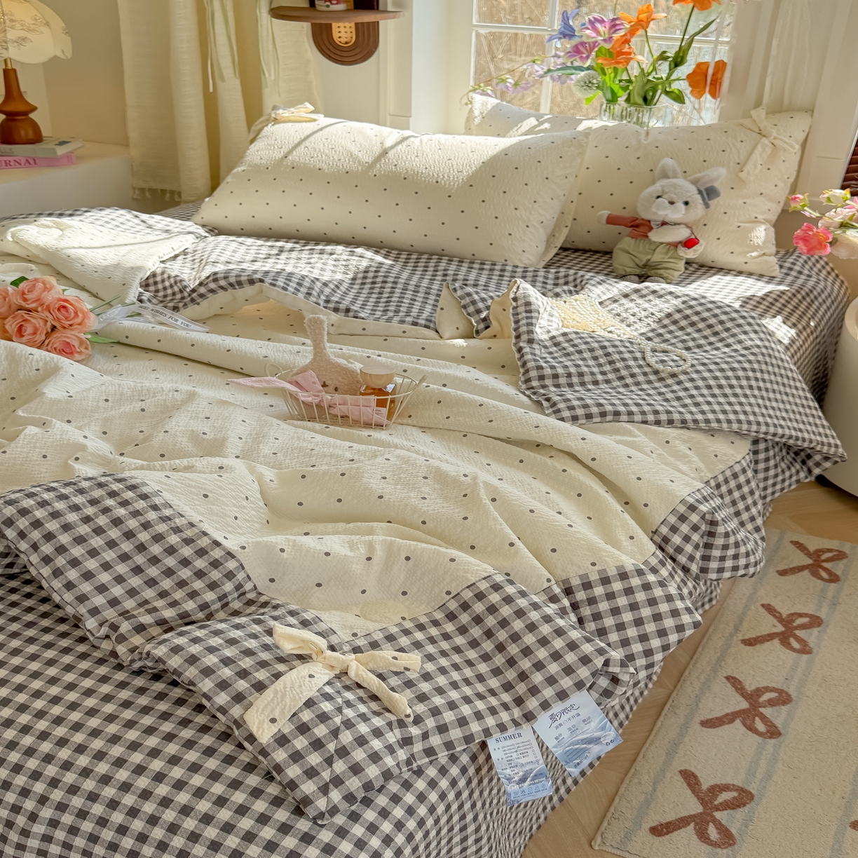 91家纺网 家纺一手货源 找家纺 爱彼家纺 2026春夏新款提花泡芙棉拼角蝴蝶结软乎乎的撸猫感单夏被夏被四件套-甜莓气泡 泡芙夏被--奶灰波点
