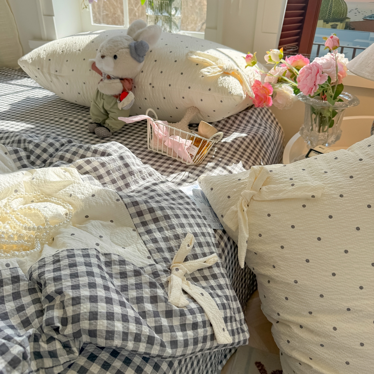 91家纺网 家纺一手货源 找家纺 爱彼家纺 2026春夏新款提花泡芙棉拼角蝴蝶结软乎乎的撸猫感单夏被夏被四件套-甜莓气泡 泡芙夏被--奶灰波点