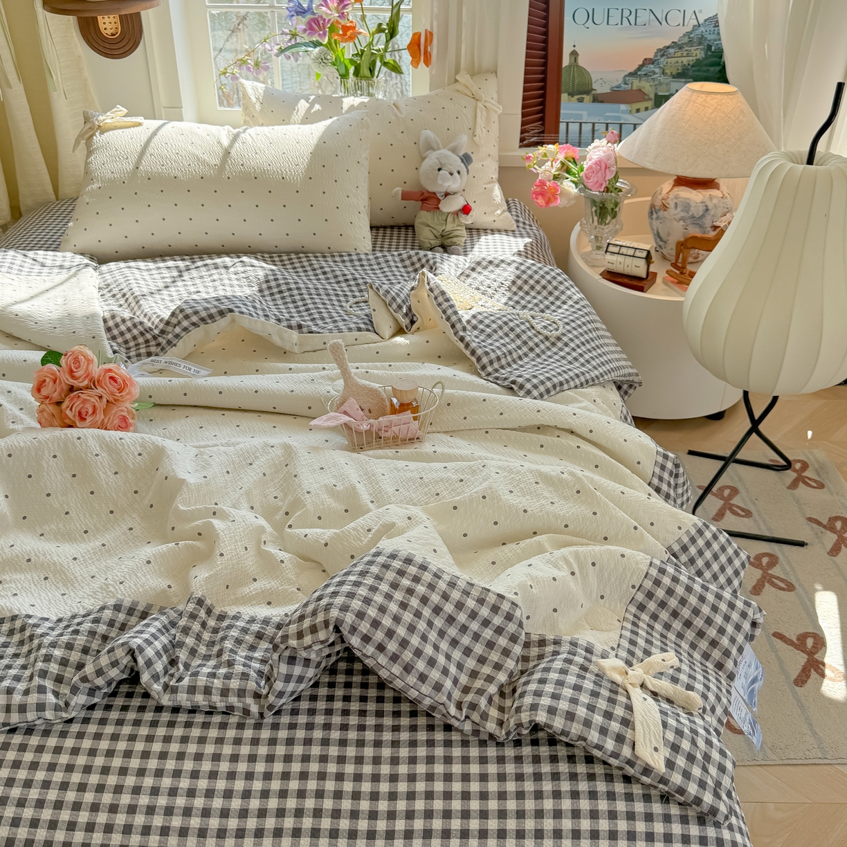 91家纺网 家纺一手货源 找家纺 爱彼家纺 2026春夏新款提花泡芙棉拼角蝴蝶结软乎乎的撸猫感单夏被夏被四件套-甜莓气泡 泡芙夏被--奶灰波点