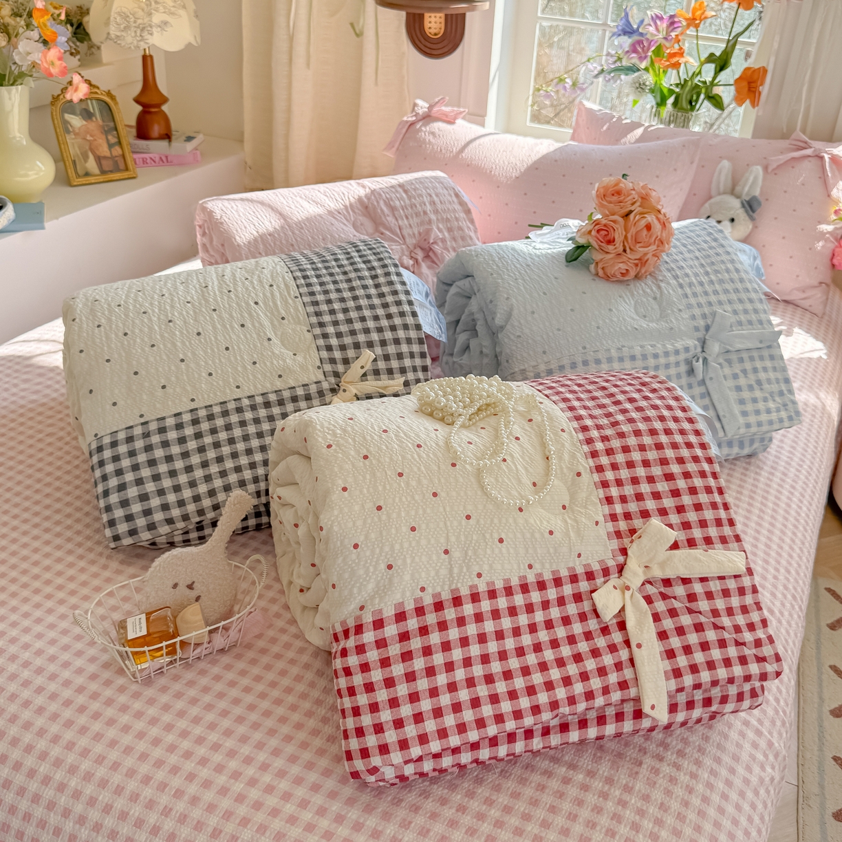 91家纺网 家纺一手货源 找家纺 爱彼家纺 2026春夏新款提花泡芙棉拼角蝴蝶结软乎乎的撸猫感单夏被夏被四件套-甜莓气泡 组合图仅供参考不可下单