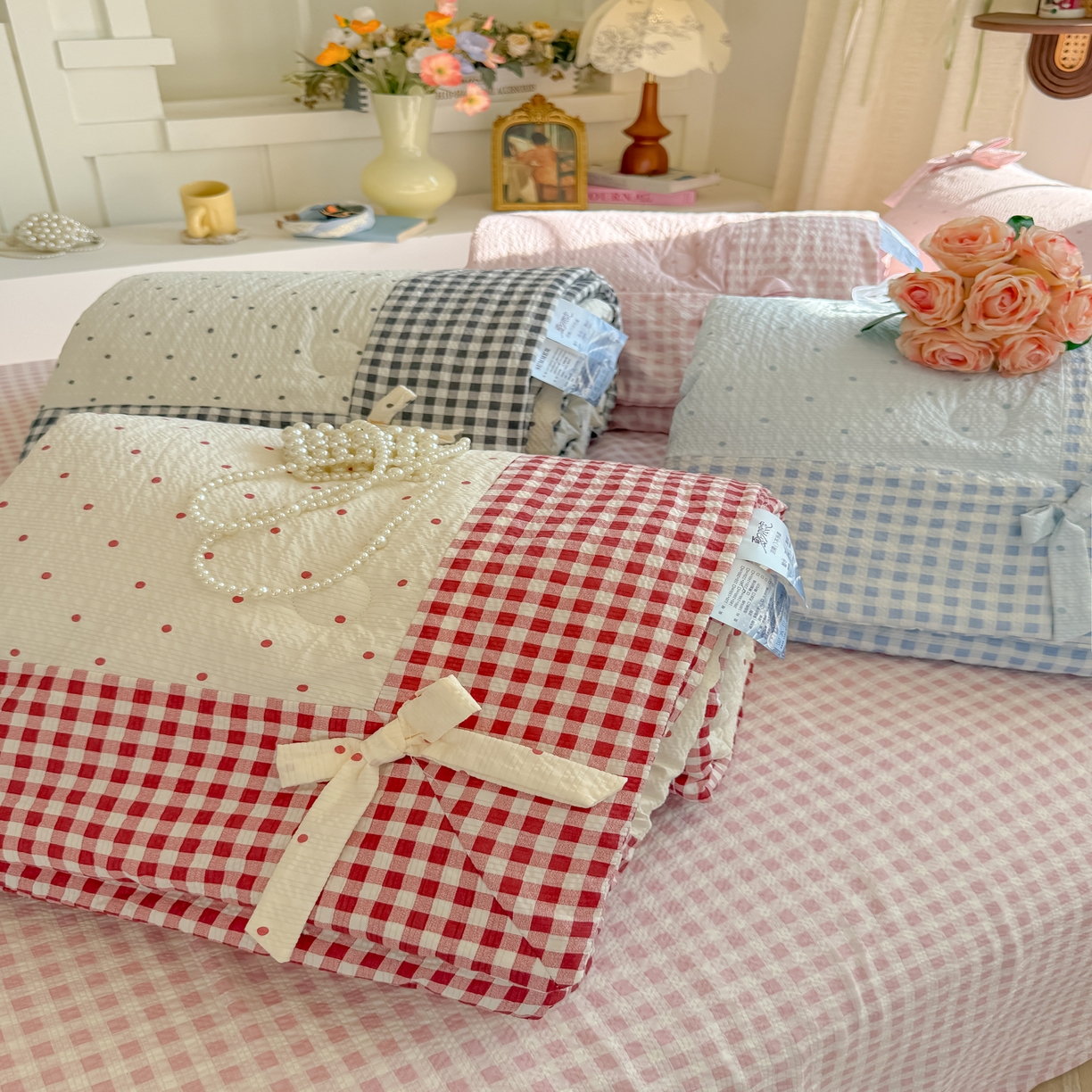 91家纺网 家纺一手货源 找家纺 爱彼家纺 2026春夏新款提花泡芙棉拼角蝴蝶结软乎乎的撸猫感单夏被夏被四件套-甜莓气泡 组合图仅供参考不可下单