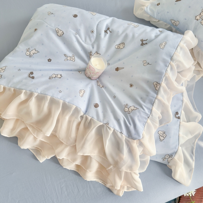 91家纺网 家纺一手货源 找家纺 港岛妹妹 2026新款雪纺花边夏被夏凉被空调被 兔薇薇-蓝