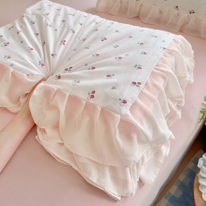 91家纺网 家纺一手货源 找家纺 港岛妹妹 2026新款雪纺花边夏被夏凉被空调被 小草莓