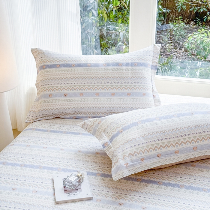 91家纺网 家纺一手货源 找家纺 洺兰家居 2026新款全棉纯棉13070小清新印花单枕套枕套单件 格纹小熊