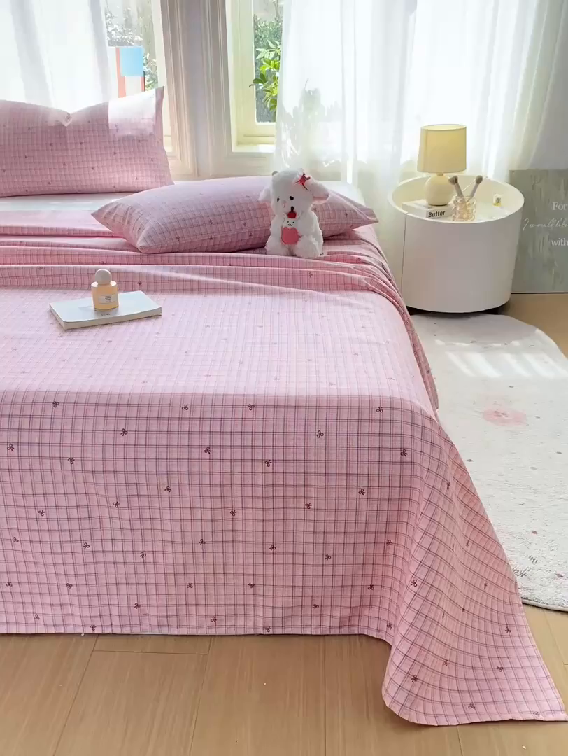 91家纺网 家纺一手货源 找家纺 晓时候 20226新款细纱原棉老粗布床单印花床单单件凉席三件套 粉格蝴蝶结