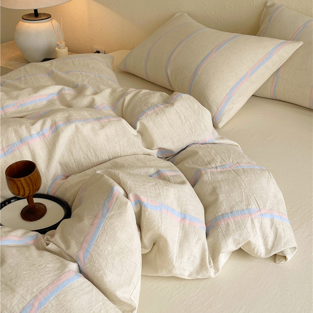 91家纺网 家纺一手货源 找家纺 （总）琪格格纺织 2026新款A类棉麻亚麻侘寂风条纹提花四件套-平行线系列