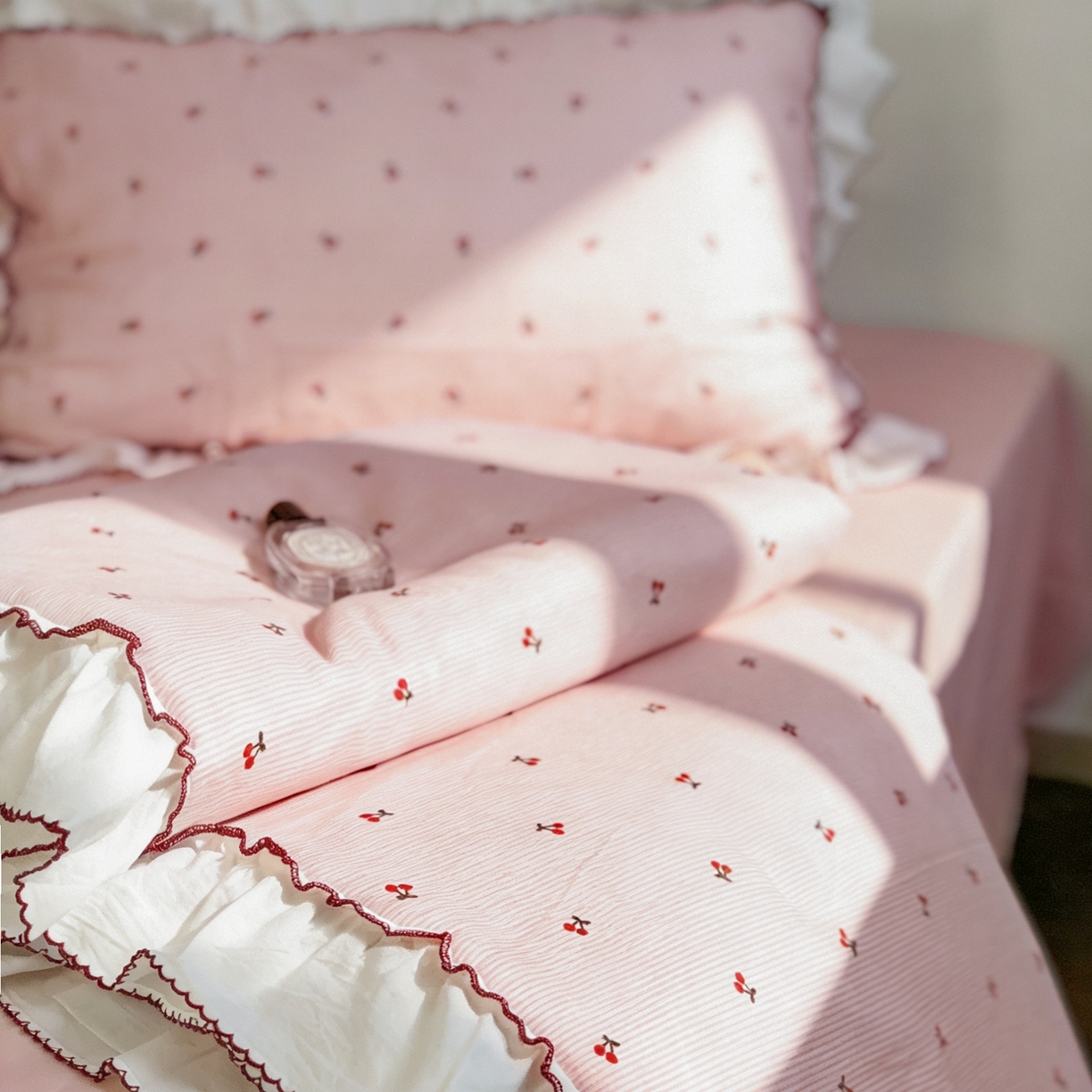 91家纺网 家纺一手货源 找家纺 荣轩家居 2026新款韩式月芽款大花边全棉双层纱夏被夏凉被空调被 樱桃奶芙