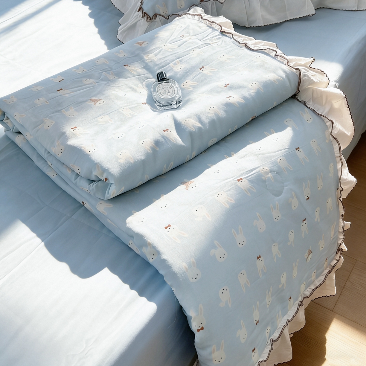 91家纺网 家纺一手货源 找家纺 荣轩家居 2026新款韩式月芽款大花边全棉双层纱夏被夏凉被空调被 海盐兔兔