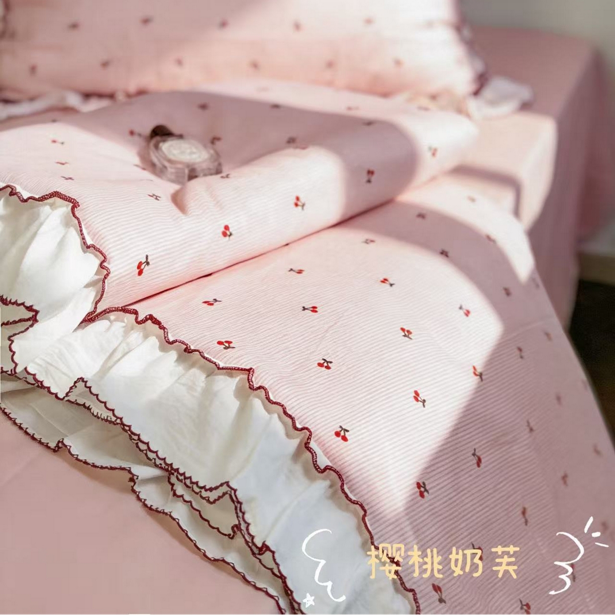 91家纺网 家纺一手货源 找家纺 荣轩家居 2026新款韩式月芽款大花边全棉双层纱夏被夏凉被空调被 樱桃奶芙