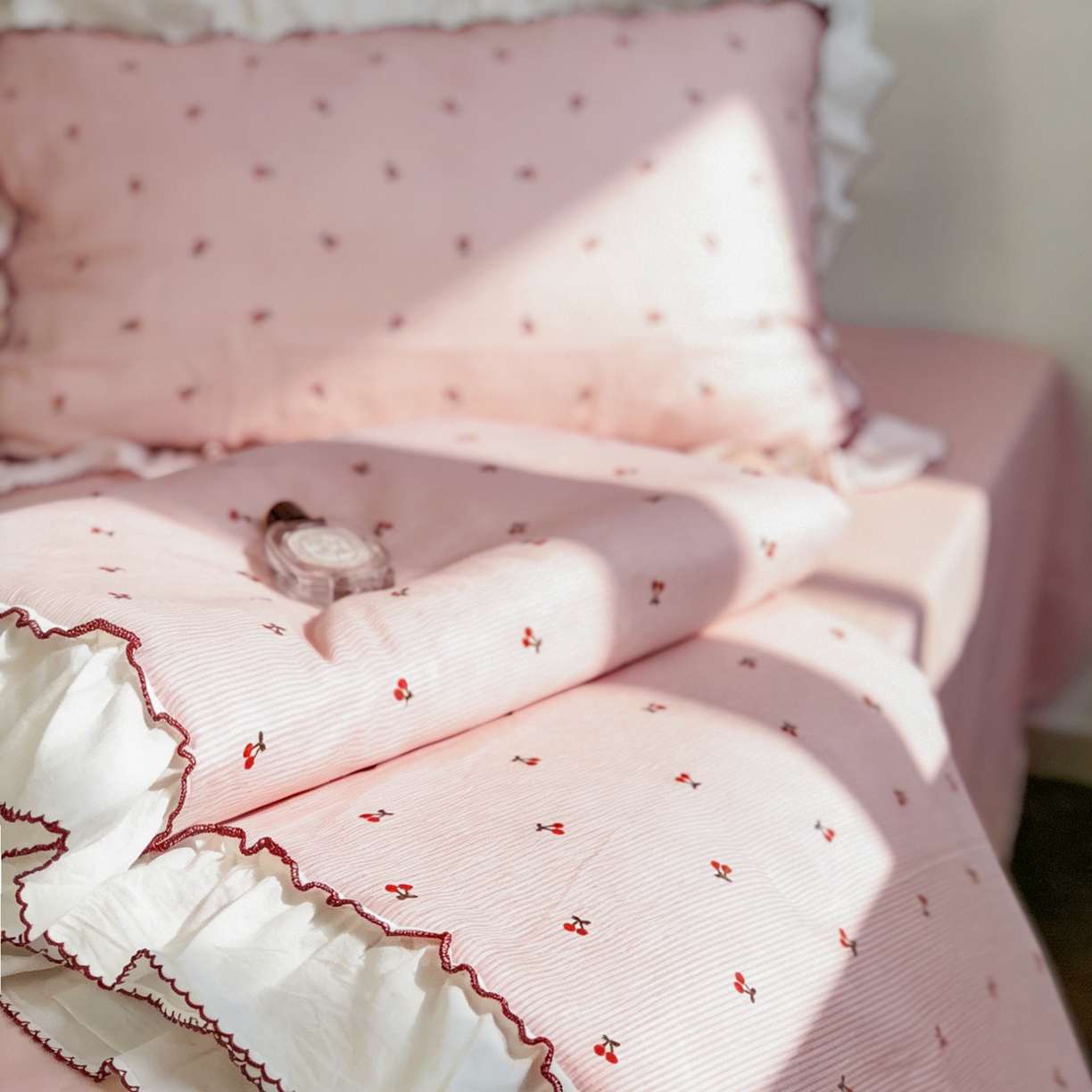 91家纺网 家纺一手货源 找家纺 荣轩家居 2026新款韩式月芽款大花边全棉双层纱夏被夏凉被空调被 樱桃奶芙