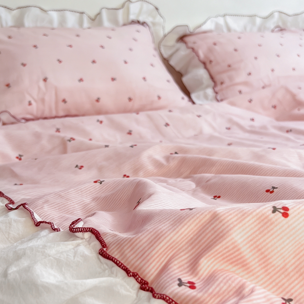 91家纺网 家纺一手货源 找家纺 荣轩家居 2026新款韩式月芽款大花边全棉双层纱夏被夏凉被空调被 樱桃奶芙