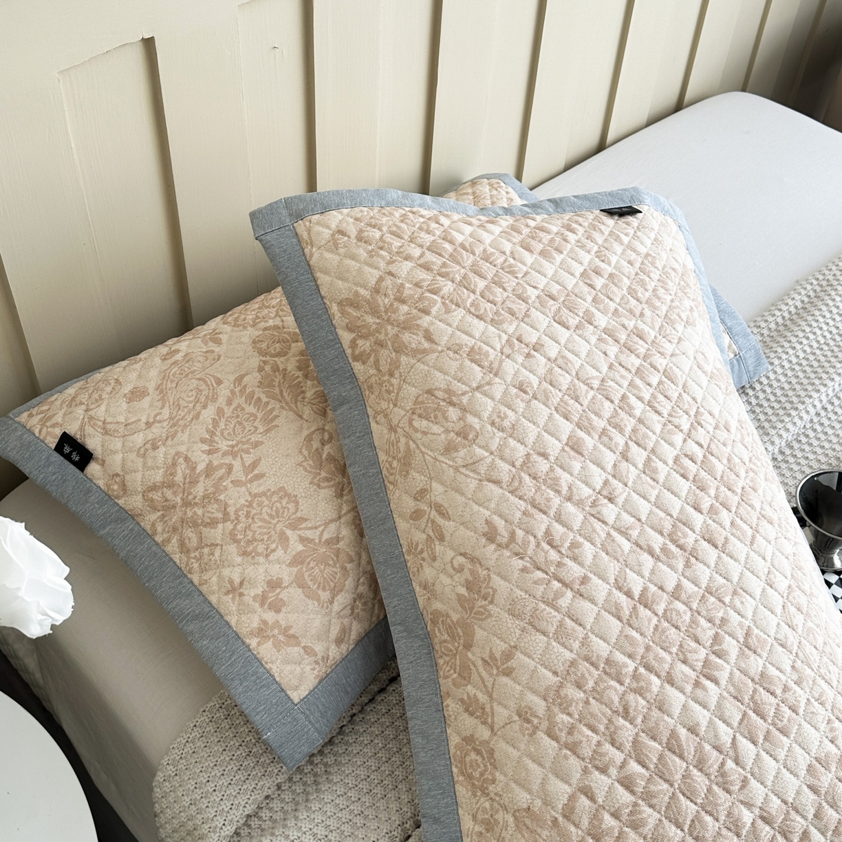 91家纺网 家纺一手货源 找家纺 凌云家纺 2026新款复古棉麻老粗布夹棉枕巾 宝相花