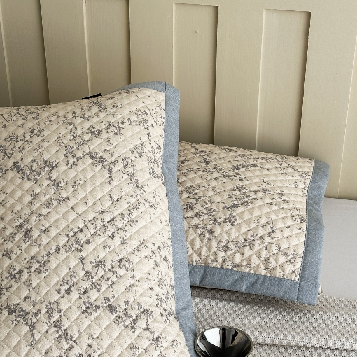 91家纺网 家纺一手货源 找家纺 凌云家纺 2026新款复古棉麻老粗布夹棉枕巾 冬梅枝语