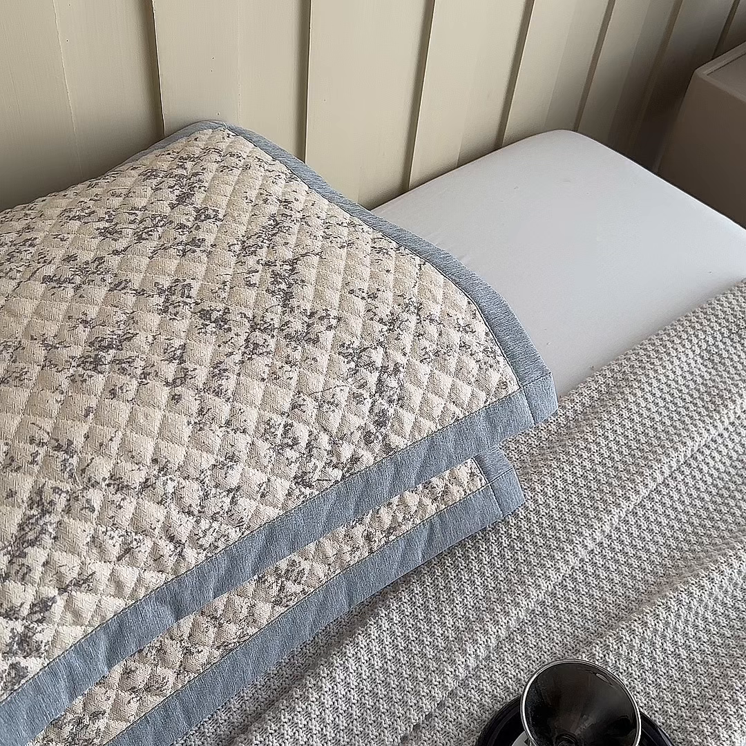 91家纺网 家纺一手货源 找家纺 凌云家纺 2026新款复古棉麻老粗布夹棉枕巾 冬梅枝语