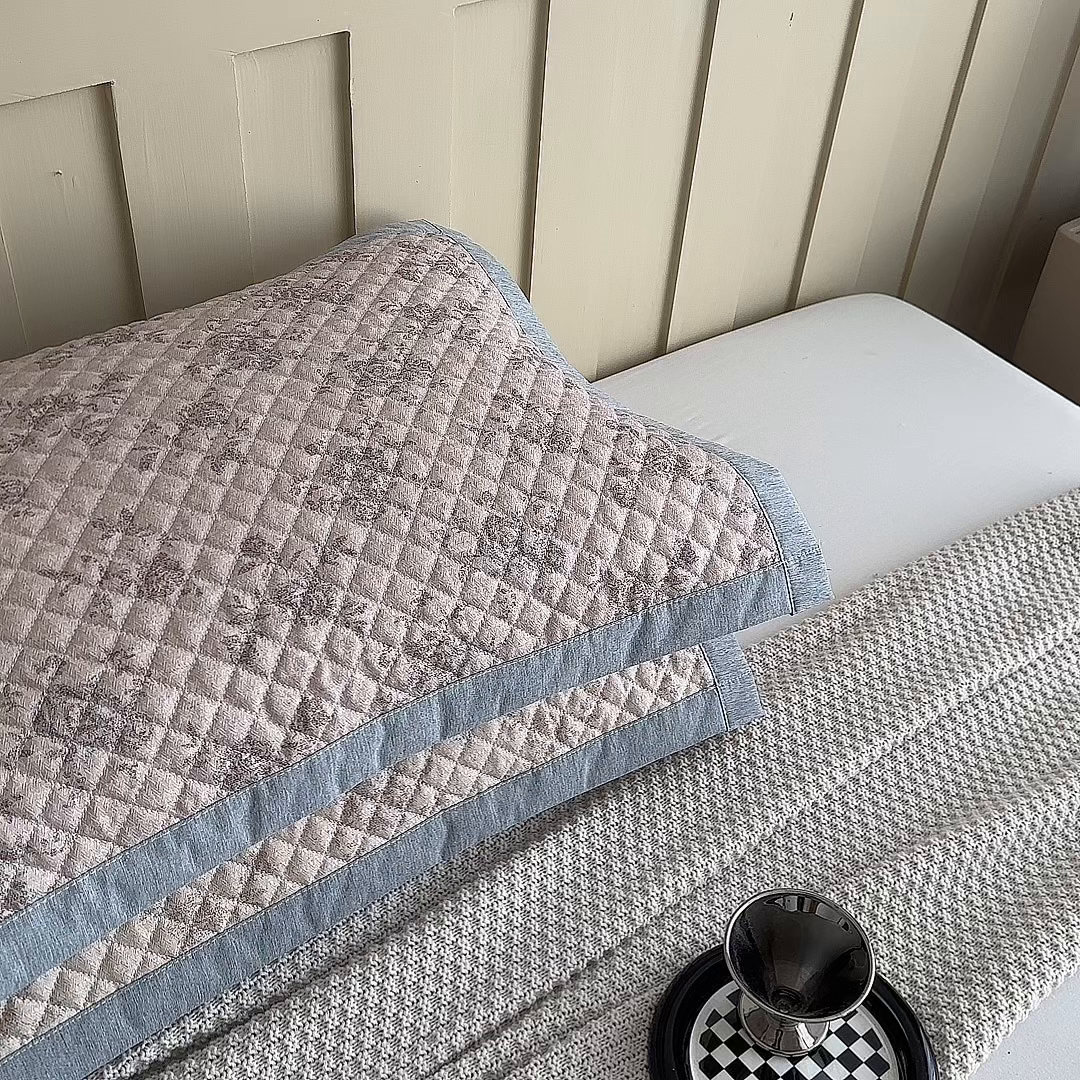 91家纺网 家纺一手货源 找家纺 凌云家纺 2026新款复古棉麻老粗布夹棉枕巾 曼塔玫瑰