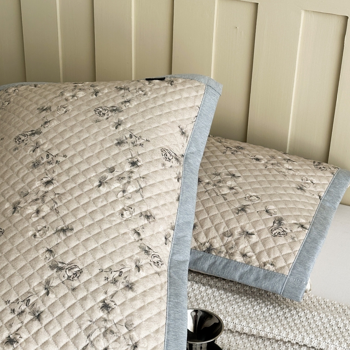 91家纺网 家纺一手货源 找家纺 凌云家纺 2026新款复古棉麻老粗布夹棉枕巾 墨梅