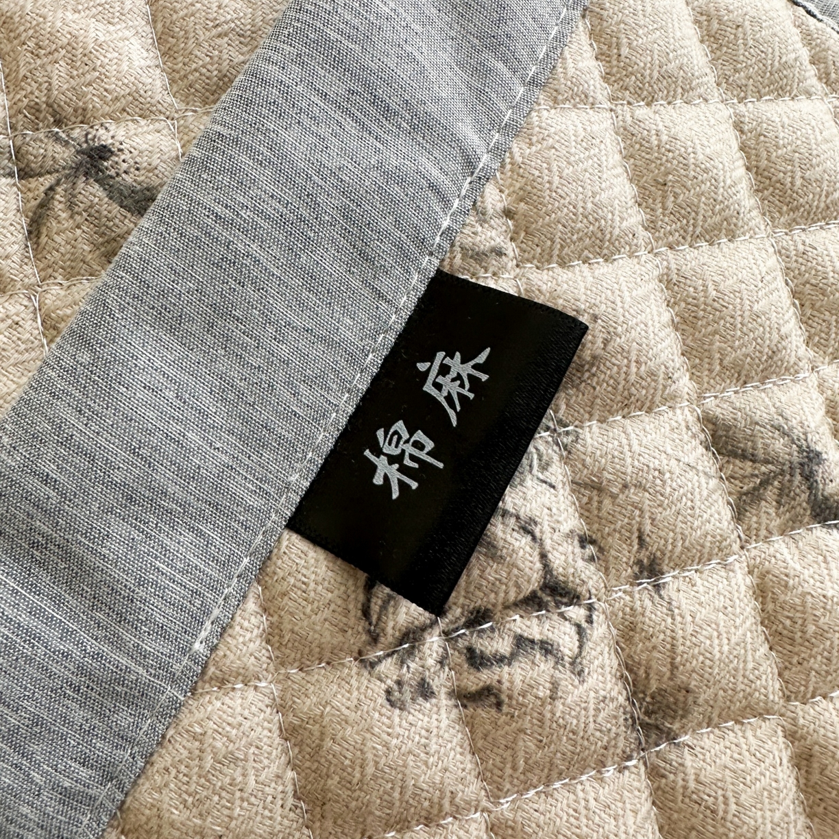 91家纺网 家纺一手货源 找家纺 凌云家纺 2026新款复古棉麻老粗布夹棉枕巾 墨梅