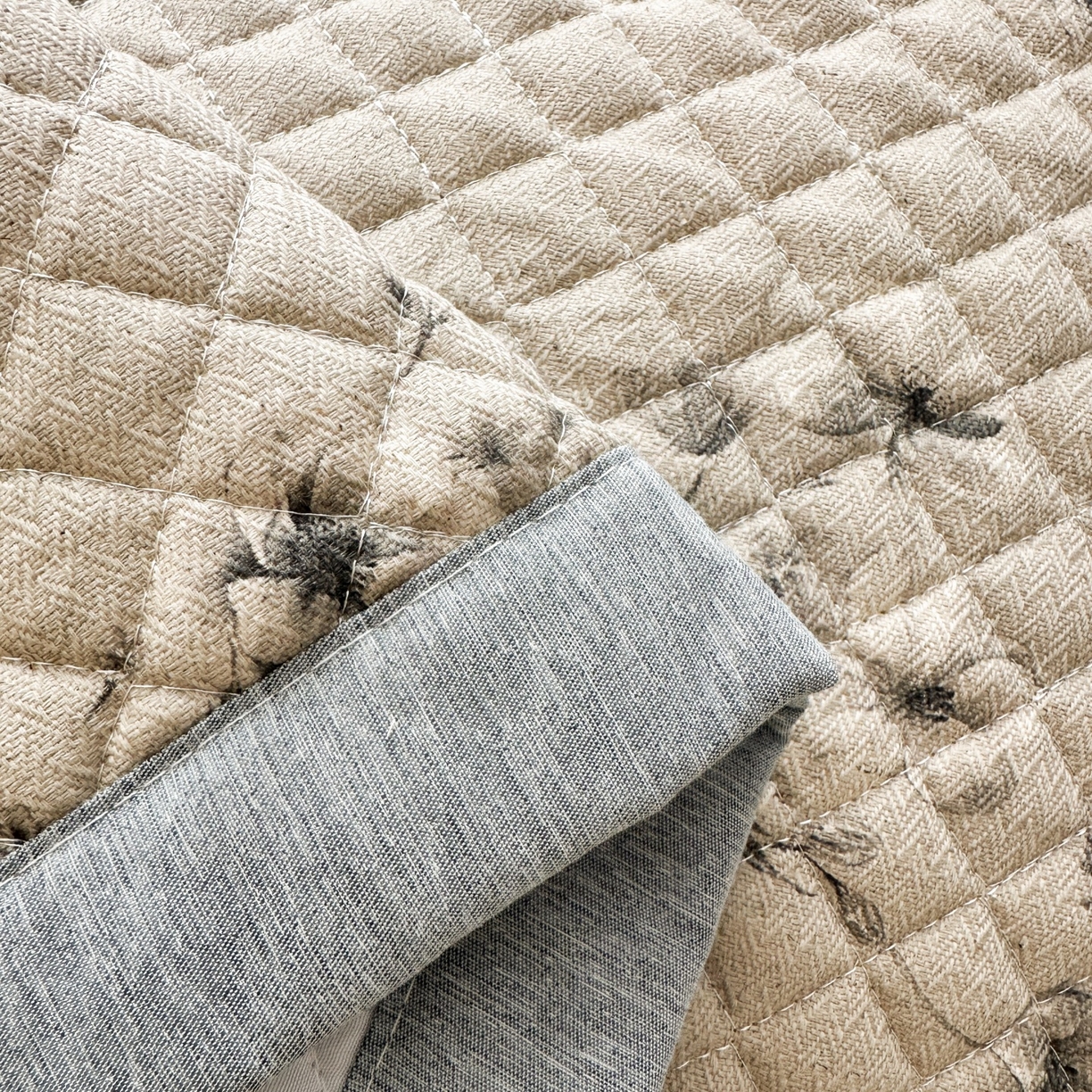 91家纺网 家纺一手货源 找家纺 凌云家纺 2026新款复古棉麻老粗布夹棉枕巾 墨梅