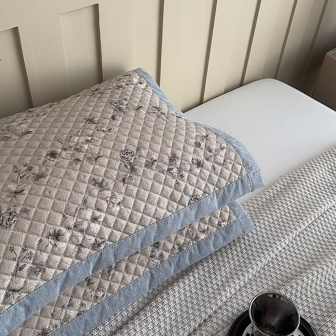 91家纺网 家纺一手货源 找家纺 凌云家纺 2026新款复古棉麻老粗布夹棉枕巾 墨梅