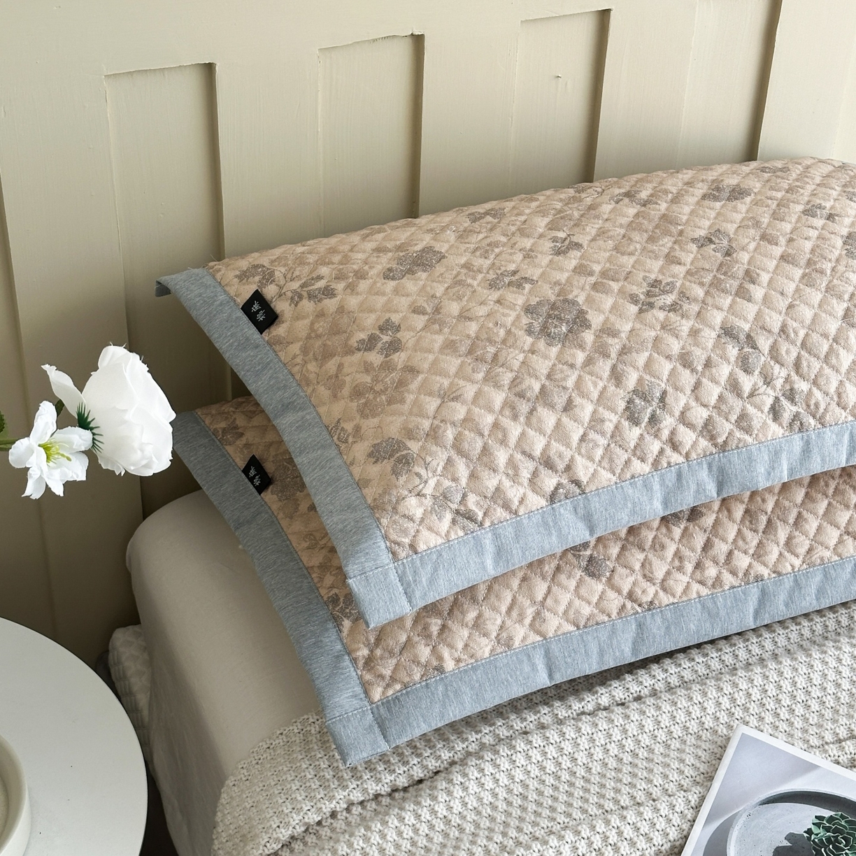 91家纺网 家纺一手货源 找家纺 凌云家纺 2026新款复古棉麻老粗布夹棉枕巾 藤花间