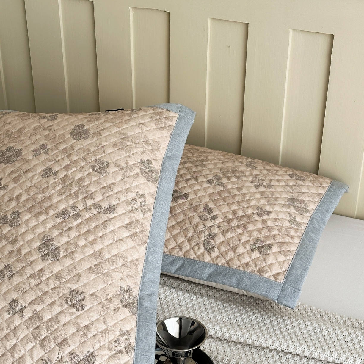 91家纺网 家纺一手货源 找家纺 凌云家纺 2026新款复古棉麻老粗布夹棉枕巾 藤花间