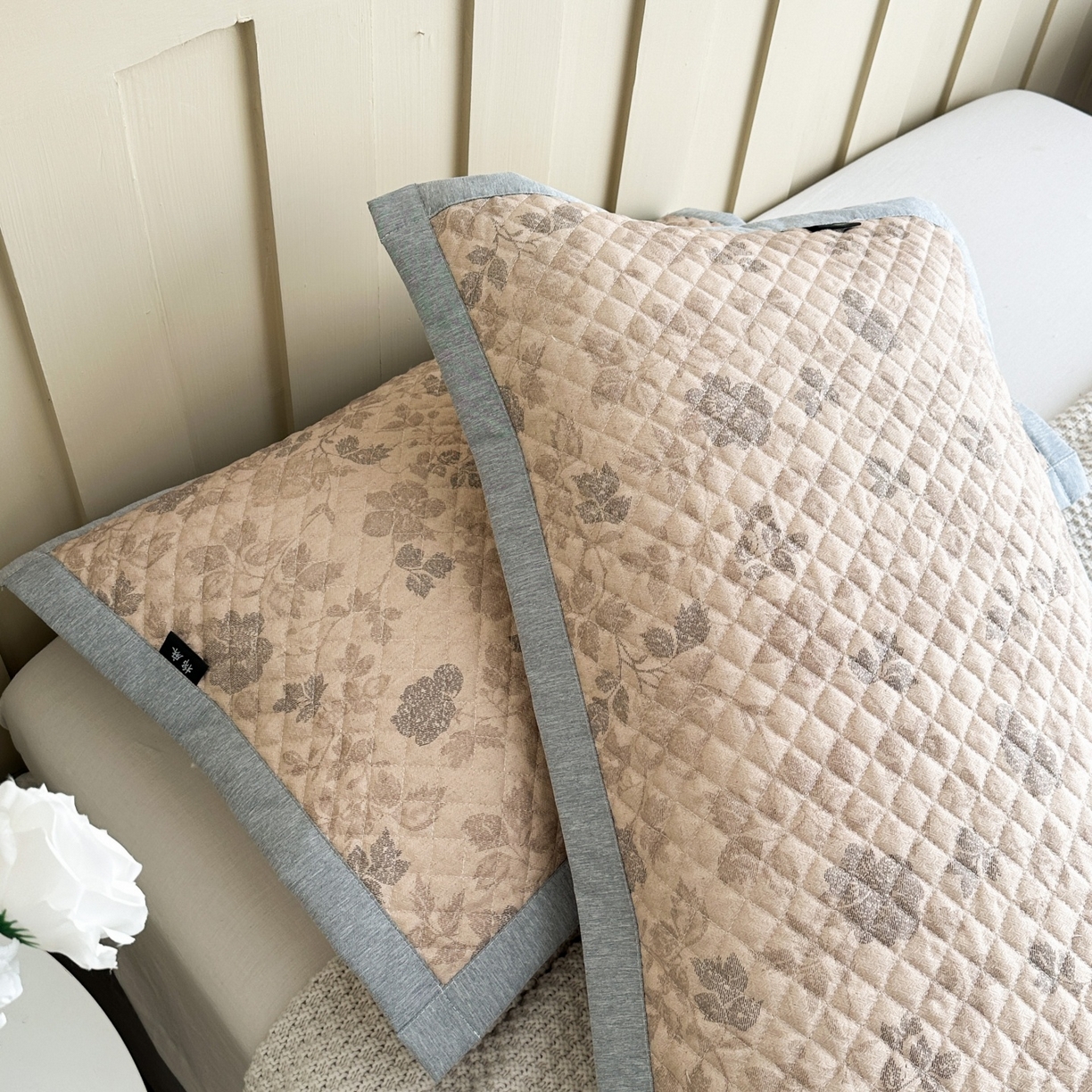 91家纺网 家纺一手货源 找家纺 凌云家纺 2026新款复古棉麻老粗布夹棉枕巾 藤花间