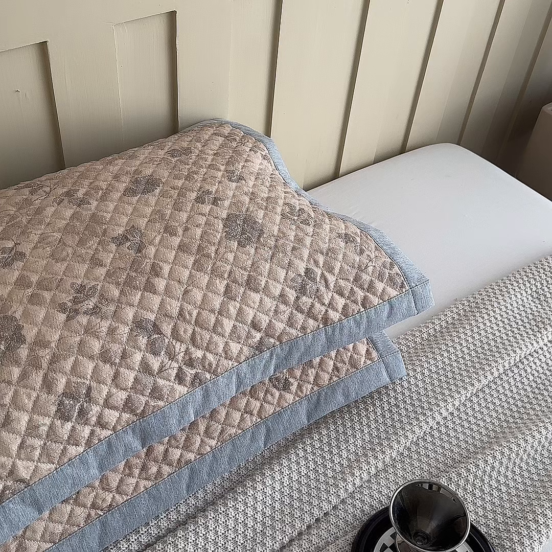 91家纺网 家纺一手货源 找家纺 凌云家纺 2026新款复古棉麻老粗布夹棉枕巾 藤花间