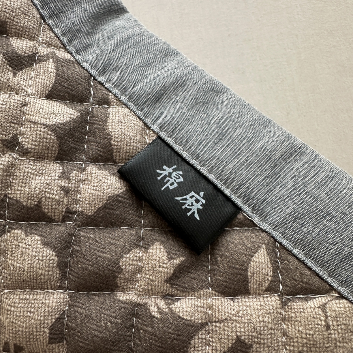 91家纺网 家纺一手货源 找家纺 凌云家纺 2026新款复古棉麻老粗布夹棉枕巾 月季锦簇