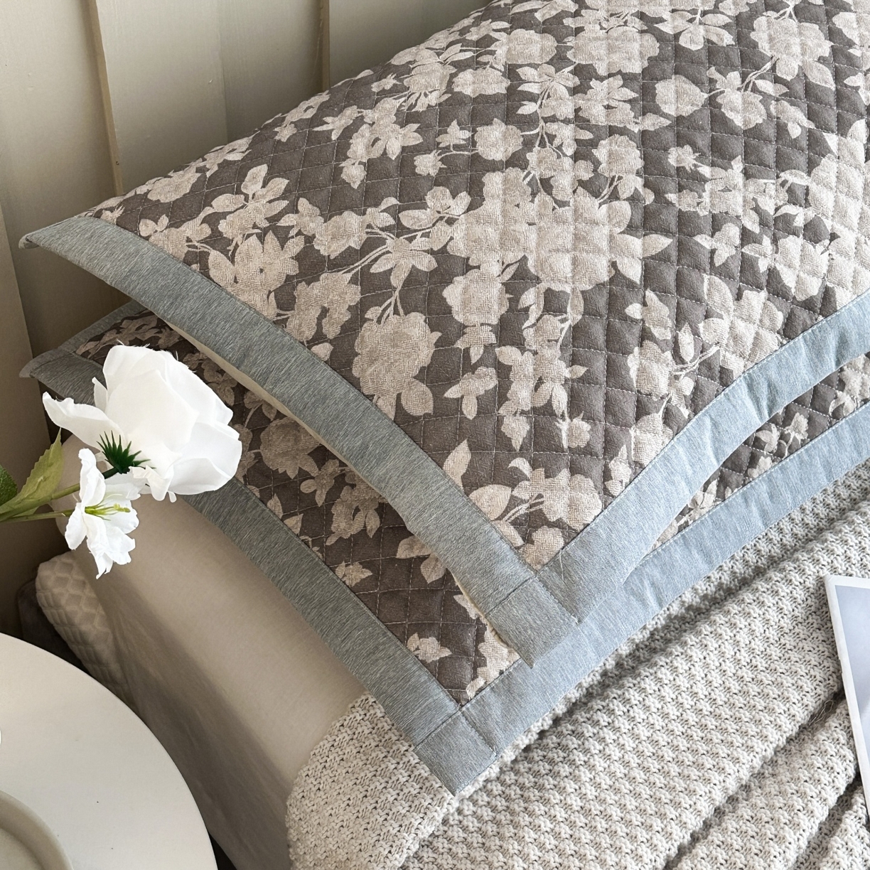 91家纺网 家纺一手货源 找家纺 凌云家纺 2026新款复古棉麻老粗布夹棉枕巾 月季锦簇