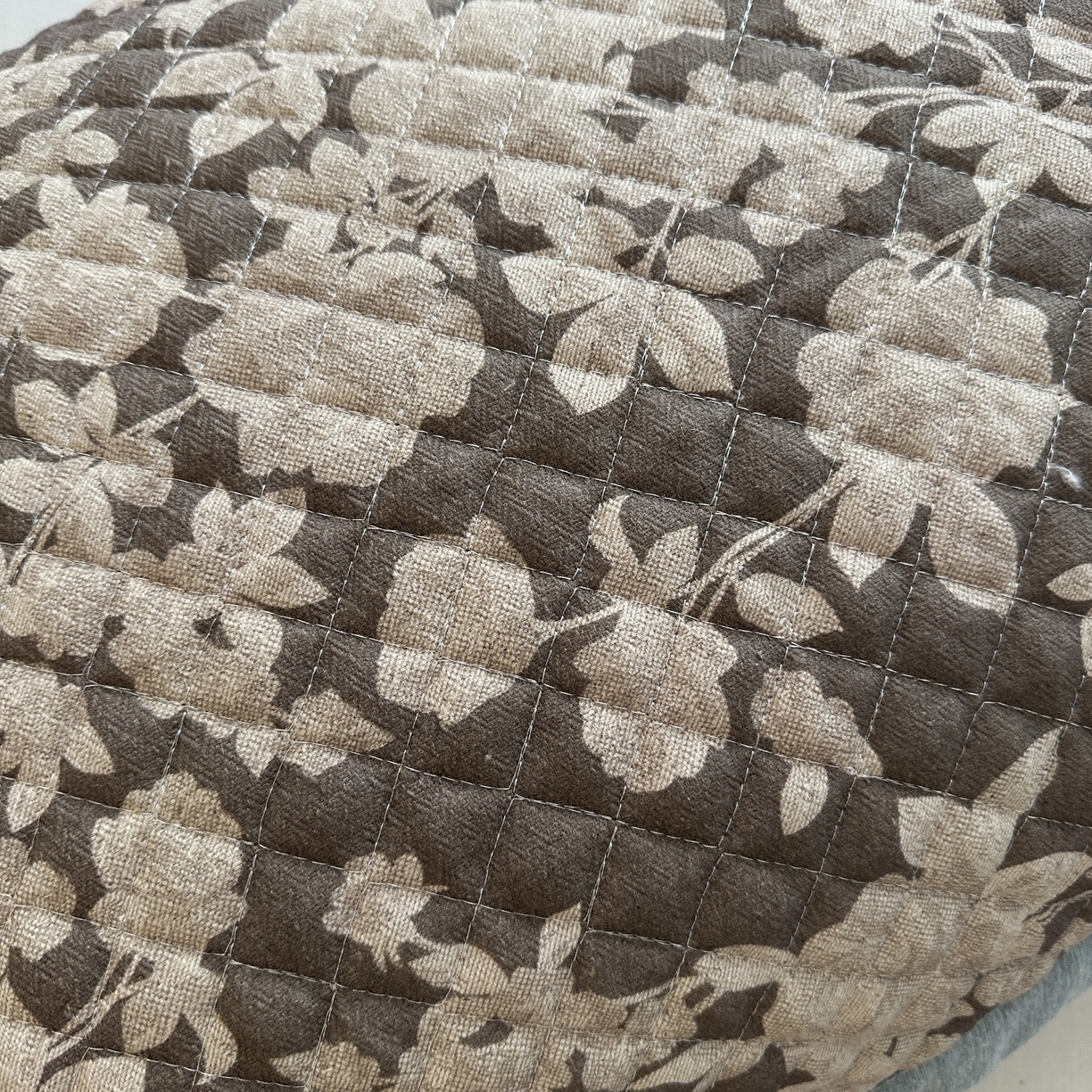 91家纺网 家纺一手货源 找家纺 凌云家纺 2026新款复古棉麻老粗布夹棉枕巾 月季锦簇