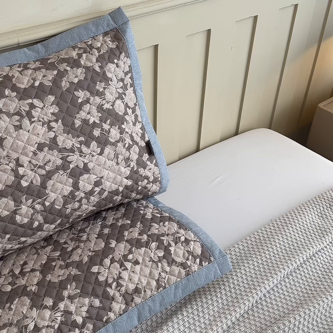 91家纺网 家纺一手货源 找家纺 凌云家纺 2026新款复古棉麻老粗布夹棉枕巾 月季锦簇