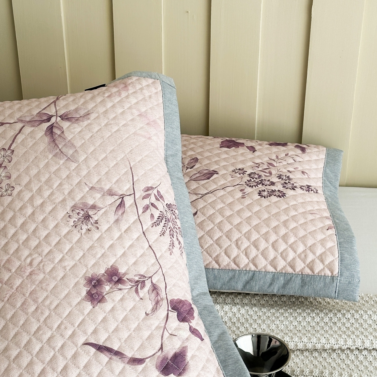 91家纺网 家纺一手货源 找家纺 凌云家纺 2026新款复古棉麻老粗布夹棉枕巾 紫叶繁花